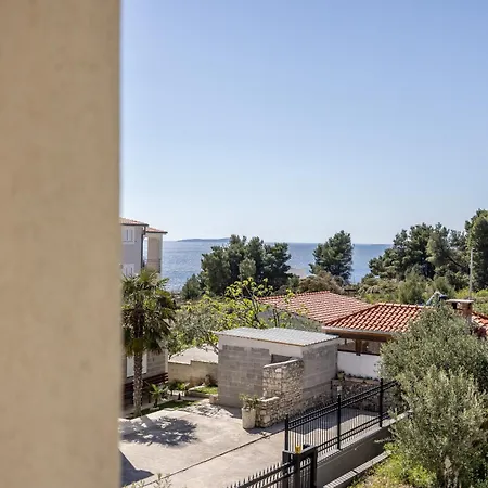 Sa Terasom 250m Od Plaze,parking,wi Fi,rostilj トロギール